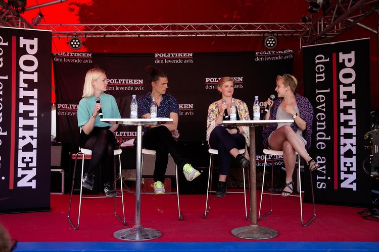 Uenige. De to debattører Olav Hesseldahl og Vera Rosenbeck blandt udspørgerne fra Politiken - Vanessa Christophersen og Karen Dich. 