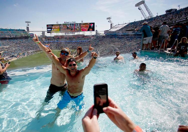 Selfieland. Smarte telefoner har ændret livet for folk i hele verden, men lovgivningen tager ikke højde for, at megen kommunikation i dag foregår som andet end sms og samtaler. 