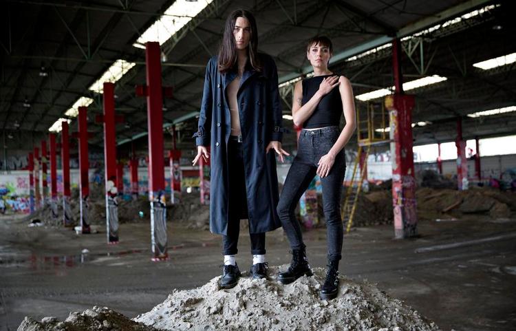 superduo. »Det er som at have Dave Gahan (Depeche Mode, red.) og Annie Lennox i samme band«. Sådan har The Guardian beskrevet lyden af Esben Nørskov Andersen og Pernille Smith Sivertsens legende, organiske elektropop, der under branchefestivalen SXSW i marts også tog kegler hos The New York Times’ anmelder. Foto: Jacob Ehrbahn 