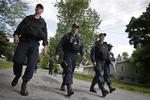 MENNESKEJAGT. Omkring 800 politibetjente deltager i eftersøgningen af de to undvegne drabsmænd. 