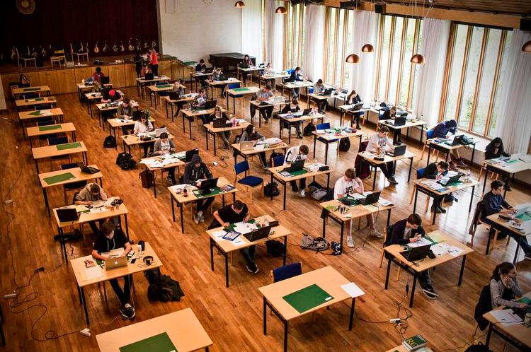 karakterer. Børn, der i blot ét år har oplevet lavindkomst i familien, får 0,9 karakterpoint lavere i matematik ved folkeskolens afgangsprøve end børn, hvis forældre har flere penge. Samtidig har de ni procentpoint højere risiko for at afbryde en ungdomsuddannelse. 