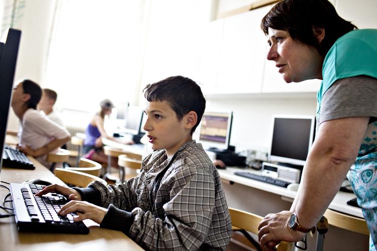 LEKTIEHJÆLP. »Jeg tror, at der er rigtig mange elever, som har droppet at gå til lektiecaféerne i år, fordi det har været frivilligt. Også selv om de har haft behovet for lektiehjælpen. Derfor støtter vi op om at gøre dem obligatoriske«, siger formand for Danske Skoleelever, Silke J. Fogelberg. 