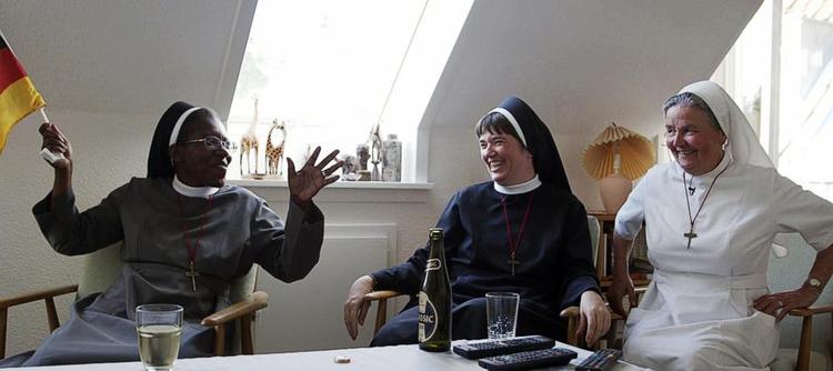 Søstre. I roligt tempo og smukke billeder fortæller dokumentaren om fire kvinders hengivenhed til troen. 