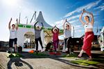 Yoga. Alternativet inviterede til morgenyoga på havnen i Allinge. 