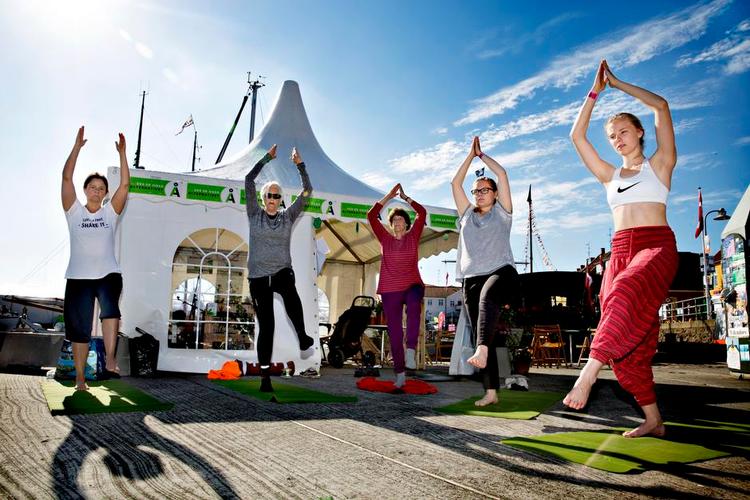 Yoga. Alternativet inviterede til morgenyoga på havnen i Allinge. 