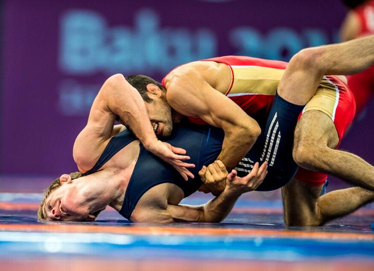 HÅRDT. Tobias Fonnesbæk Skals (nederst) kom i menneskehænder ved legene i Baku, og det blev et tidligt farvel. 