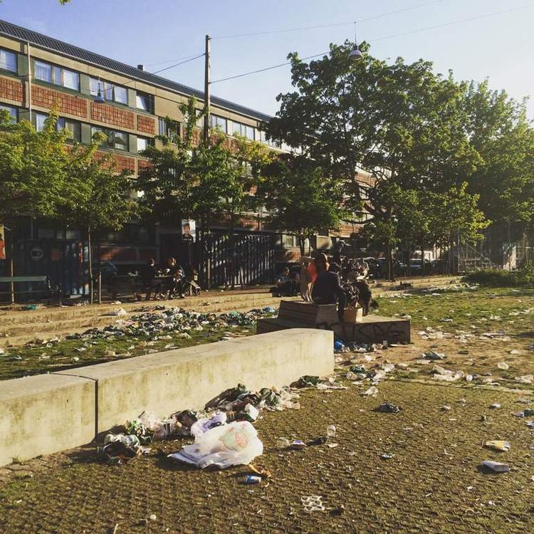 DISTORTION. »Jeg synes, det er ringe, at oprydningen tog så lang tid. Ved Litauens Plads og Sønder Boulevard flød det med glasskår og pakker fra sixpacks«, siger Frederik Christensen, der har postet dette billede på Instagram. 