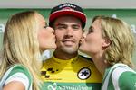 NYDNING. Tom Dumoulin fejres for sin flotte start på Tour de Suisse, der indbragte ham førertrøjen. 