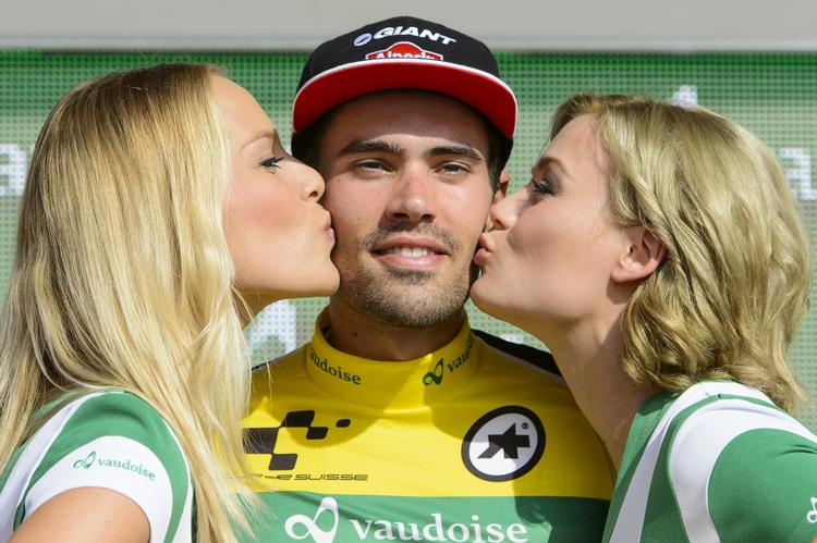 NYDNING. Tom Dumoulin fejres for sin flotte start på Tour de Suisse, der indbragte ham førertrøjen. 