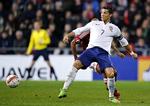 TRÆFSIKKER. Cristiano Ronaldo holder med sine mål Portugal på den rette kurs mod EM næste år. 