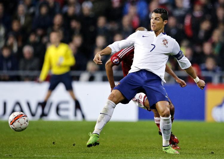 TRÆFSIKKER. Cristiano Ronaldo holder med sine mål Portugal på den rette kurs mod EM næste år. 