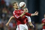 KONTROL. Nicklas Bendtner ville gerne have sparket det straffe, som det endte med, at anfører Daniel Agger misbrugte. Det sidste fik heldigvis ingen konsekvenser for resultatet. 