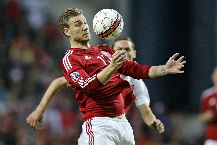 KONTROL. Nicklas Bendtner ville gerne have sparket det straffe, som det endte med, at anfører Daniel Agger misbrugte. Det sidste fik heldigvis ingen konsekvenser for resultatet. 