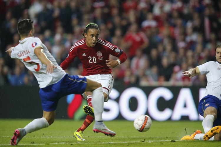 FORRYGENDE. Unge Yussuf Poulsen spillede en stor kamp i Parken, hvor han var udfordrende og skarp. En meget lovende spiller for EM-holdet. 