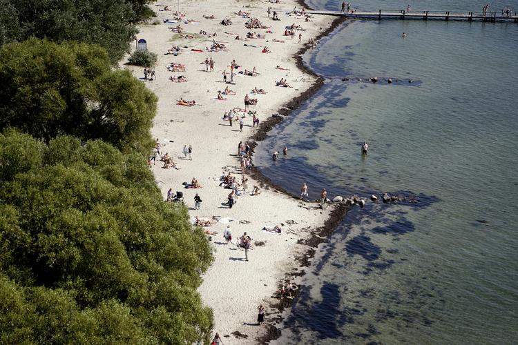 Turisme. I et forsøg på at tiltrække flere turister, bliver der efter valget åbnet for, at man i kommunerne kan bygge tættere på de danske kyster. 