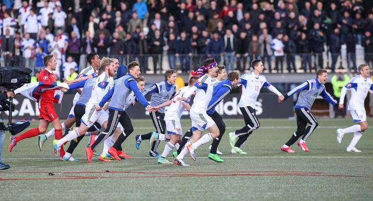 FEST. Tórshavn stod på den anden ende, da det færøskelandshold nedlagde Grækenland foranden gang på et halvt år. 