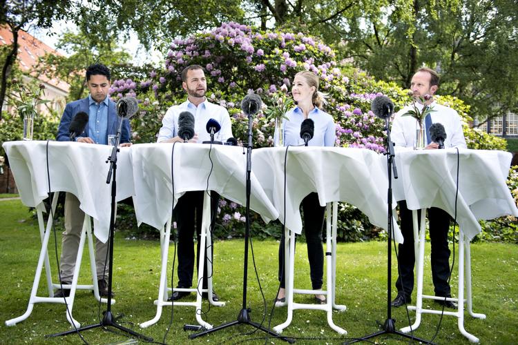 PRÆSENTATION. Morten Østergaard fremlægger her sammen med Sofie Carsten Nielsen, Martin Lidegaard og Manu Sareen partiets økonomiske 2025-plan søndag eftermiddag. 