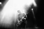 Kraftfuldt. Dan Auerbach gør ikke meget væsen af sig på en scene, men genem guitaren talte han med sore bogstaver, da The Black Keys afsluttede Northside. 