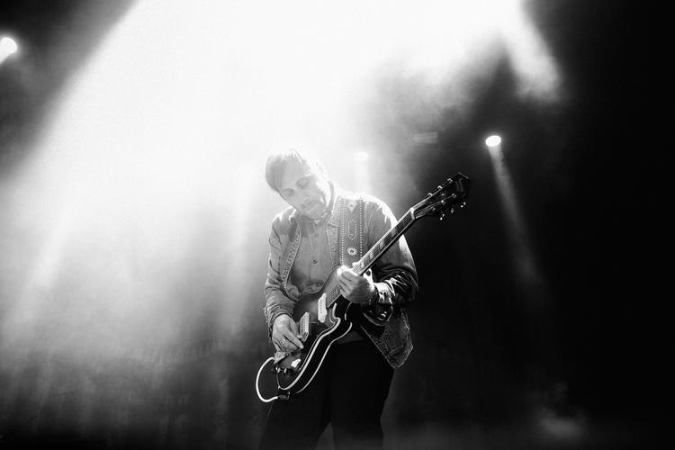 Kraftfuldt. Dan Auerbach gør ikke meget væsen af sig på en scene, men genem guitaren talte han med sore bogstaver, da The Black Keys afsluttede Northside. 