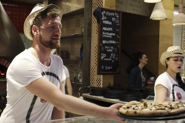 PIZZERIA. Dagens økologiske pizza - direkte fra træopvarmet stenovn - er med aubergine og koster 70 kr. Man kan også altid få en pizza margherita for 60 kr. Og selvfølgelig med mozzarella af god kvalitet. 