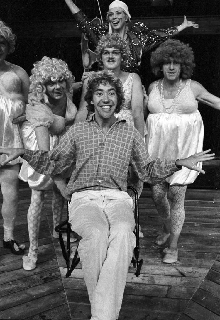 Festligt. Portrætbogen om Peter Langdal er fuld af fest og farver. Her ses han fra opsætningen af 'En skærsommernatsdrøm' på Østre Gasværk. 