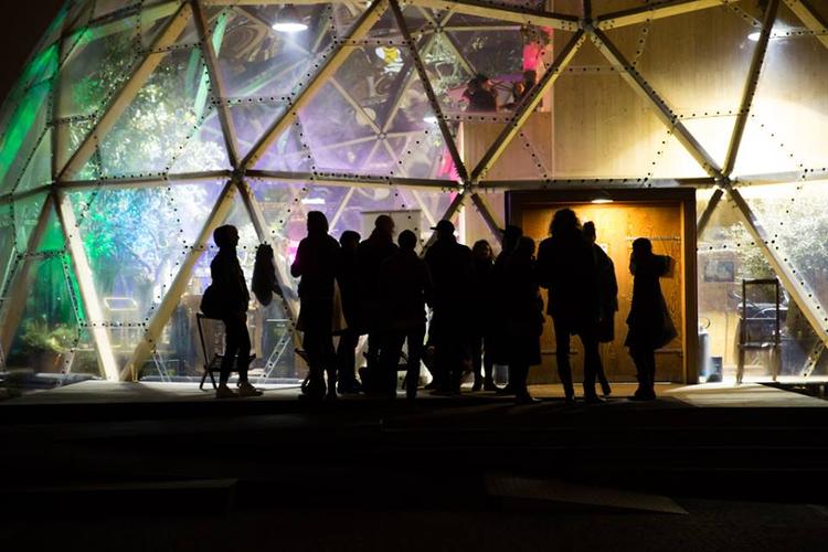 Fredag. Oplev foredrag, musik og natteliv blive blandet til SCENARIO Six Bells i Dome of Visions. 