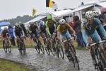 Terræn. Fuglsang (th) kender de vanskelige brosten udmærket. Under Touren sidste år var det på en brostensetape, at hans holdkaptajn Nibali med Fuglsangs hjælp kørte sig i stilling til den samlede gevinst. 