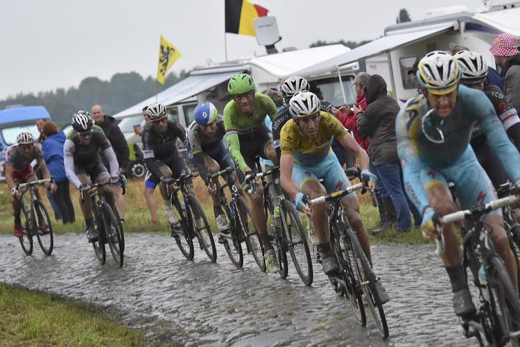 Terræn. Fuglsang (th) kender de vanskelige brosten udmærket. Under Touren sidste år var det på en brostensetape, at hans holdkaptajn Nibali med Fuglsangs hjælp kørte sig i stilling til den samlede gevinst. 