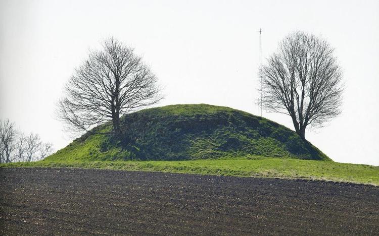 natur. Mange marker, lidt natur. Her Gøderup Mose ved Kirke Syv i Ramsødalen på Sjælland. Gravhøjen er fra bronzealderen. 