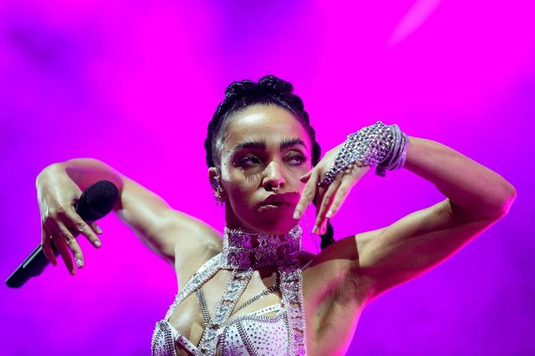 Begær. Sangerinden FKA Twigs r'n'b-hit 'Two Weeks' er et af af fredagens fem bud. 