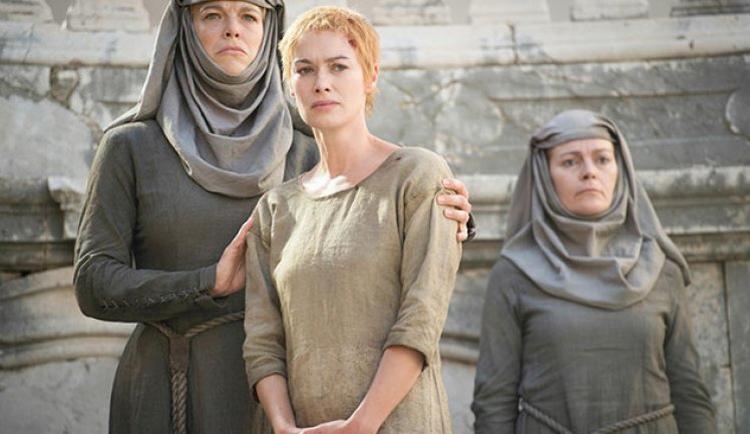 Skamfuld. Cersei Lannister bliver straffet af det religiøse styre, hun selv har støttet og må gå nøgen gennem byen, mens borgerne sviner hende til. En stærk scene i  Game of Thrones-finaleafsnittet, der efterlader mange fans vantro. 