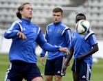 Træning. Lasse Vigen (i midten) under formiddagens udfoldelser sammen med anfører Jannik Vestergaard og Pione Sisto (th). I morgen er Pirrre-Emile Højbjerg måske tilbage på græs. 