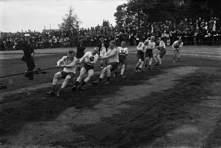 Hiv. Til tovtrækning på Østerbro Stadion i 1920'erne, da sporten var populær. En revival kan være på vej. 