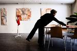 stemningsfuldt. De ansatte i Skat har været igennem flere fyringer og omrokeringer. Billedet er fra en tidligere happening på et skattekontor, hvor de ansatte alle mødte op klædt i sort, og i dagens anledning var flaget sat på halv. 