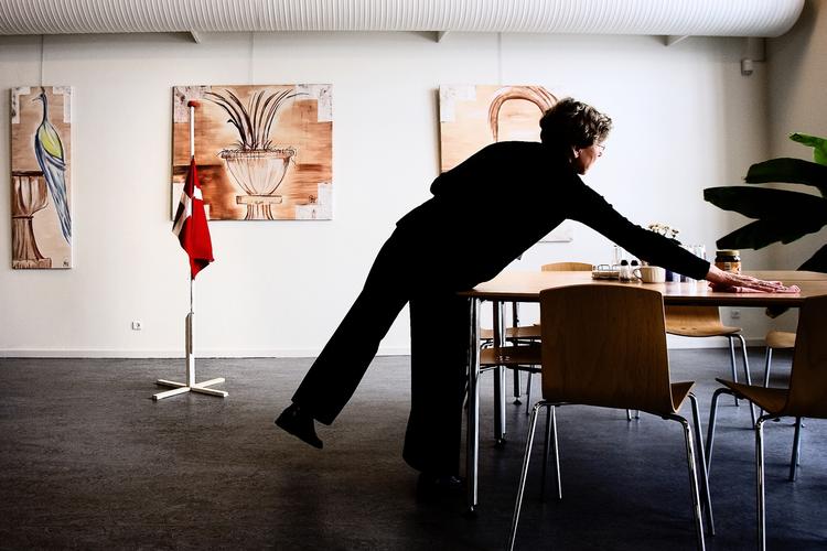 stemningsfuldt. De ansatte i Skat har været igennem flere fyringer og omrokeringer. Billedet er fra en tidligere happening på et skattekontor, hvor de ansatte alle mødte op klædt i sort, og i dagens anledning var flaget sat på halv. 