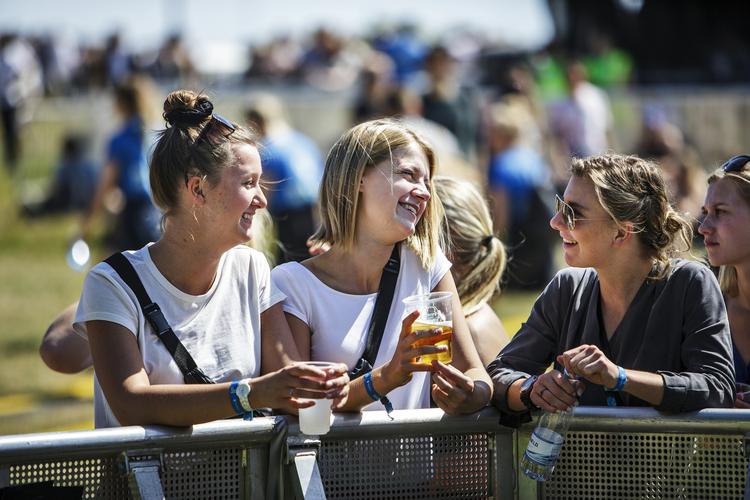 Hygge. Et besøg på NorthSide Festival bliver for »for pænt og kontrolleret undervejs. Man kan stort set ikke gå på egen opdagelse i NorthSide program, fordi der er så få samtidige koncerter«, mener Informations anmelder. 