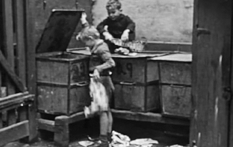 Fortiden. Med gamle billeder vil Enhedslisten vise, at kun via fællesskabets indsats er det danske samfund blevet bedre. 
