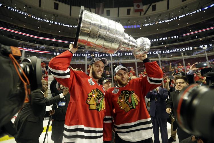 VINDERE. En 2-0-sejr afgjorde, at Jonathan Toews og Patrick Kane sammen med resten af Chicago fik lov til at fejre NHL-mesterskabet. 