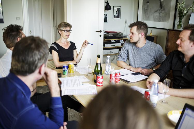 Månedligt. Mere metal eller world? Roskildes musikbookere mødesl i Vanløse for at diskutere prioriteringer og balance i programmet. Med ryggen til i blå skjorte ses Claes Roepstorff, fra venstre er det Stefan Gejsing og ved siden af ham programchef Anders Wahrén, mens det i midten er Marianne Ifversen, som lægger stue til. 