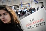 Brev. Socialdemokraterne skyder i et nyt brev til 1,5 millioner husstande på Venstres nulvækstpolitik. Det kan flytte få tvivlere, siger forsker. 