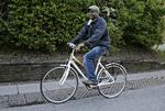 Bycykelprojekt. Donkey Republic er et nyt privat firma, der tilbyder et alternativ til de eksisterende bycykler. Her afprøver Tedron Istifalos en af cyklerne på vej til arbejde i stedet for at vente på bussen ved stationen. 