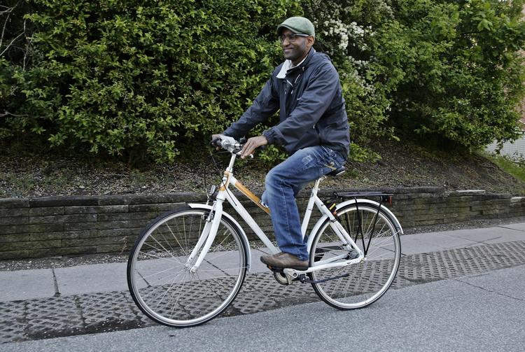 Bycykelprojekt. Donkey Republic er et nyt privat firma, der tilbyder et alternativ til de eksisterende bycykler. Her afprøver Tedron Istifalos en af cyklerne på vej til arbejde i stedet for at vente på bussen ved stationen. 