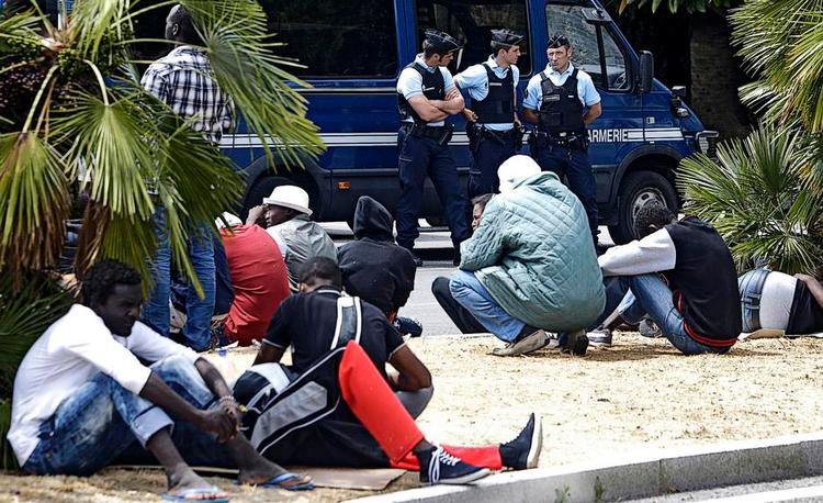 PÅ VAGT. Fransk gendarmeri holder nøje øje med flygtninge nær Menton. Mange flygtninge overnatter på stranden på den italienske side af grænsen. 