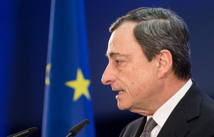 grænseløs. Chefen for Den Europæiske Centralbank, Mario Draghi, gjorde det i 2012 klart, at banken var klar til at opkøbe statsobligationer for at understøtte udvalgte lande. 