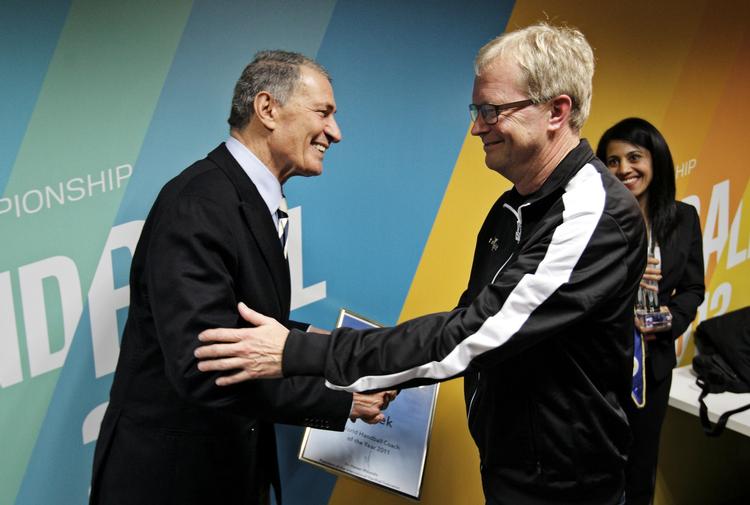 lodtrækning. IHF's præsident, Hassan Moustafa, skal være med til at dele to wildcard ud inden VM-lodtrækningen i Kolding. Her hilser egypteren på sportschef i DHF, Ulrik Wilbek. 