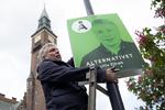 Valgkamp. Partileder i Alternativet, Uffe Elbæk, var selv ude at hænge valgplakater op på Rådhuspladsen i København på dagen, hvor folketingsvalget blev udskrevet. 