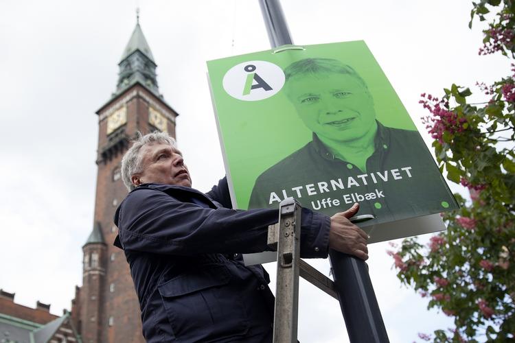 Valgkamp. Partileder i Alternativet, Uffe Elbæk, var selv ude at hænge valgplakater op på Rådhuspladsen i København på dagen, hvor folketingsvalget blev udskrevet. 