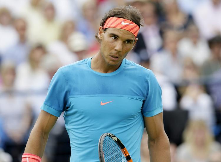 skuffelse. Rafael Nadal kunne ikke leve op til de sædvanlige forventninger på gruset i French Open. Og nu kikser det tidligt for spanieren i optakten til Wimbledon. 