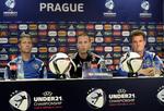 U21. Fra venstre er det Viktor Fischer, Jess Thorup ug Alexander Scholtz på dagens pressemøde i Prag. 