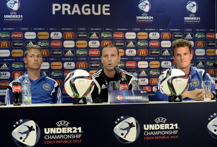 U21. Fra venstre er det Viktor Fischer, Jess Thorup ug Alexander Scholtz på dagens pressemøde i Prag. 